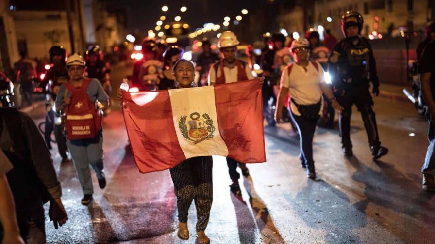 Los manifestantes organizan en vigilia por la democracia en Lima