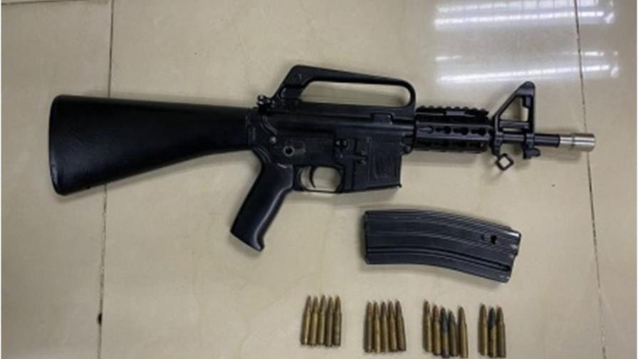 Policía Nacional ocupa fusil mostrado por joven en redes sociales en Villa Hermosa, La Romana