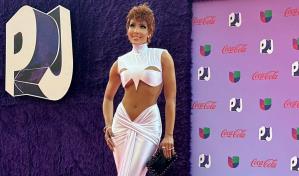 Sarodj llega sensual y con estilo clásico a la alfombra roja de Premios Juventud 2023