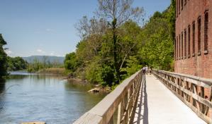 Mujer se ahoga en arroyo de Nueva York mientras le hacían una foto