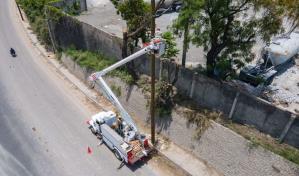 Reubicarán poste de luz en peligro de deslizamiento por construcción de Circunvalación de Los Alcarrizos