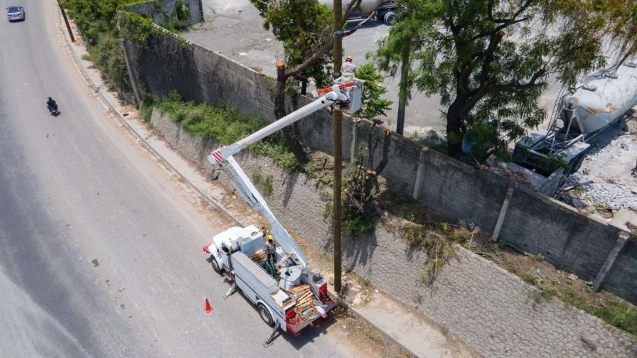 Reubicarán poste de luz en peligro de deslizamiento por construcción de Circunvalación de Los Alcarrizos