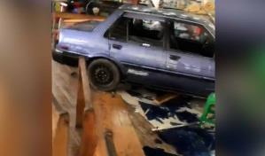 Video | Carro penetra a restaurante Sammy Ranch de la autopista Duarte