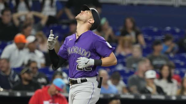 Rockies dan la vuelta en la novena para vencer a Marlins