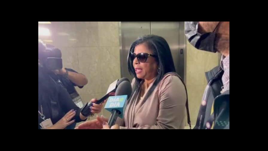 Madre de Arcángel protesta sobre puente en Puerto Rico por proceso legal de su hijo fallecido