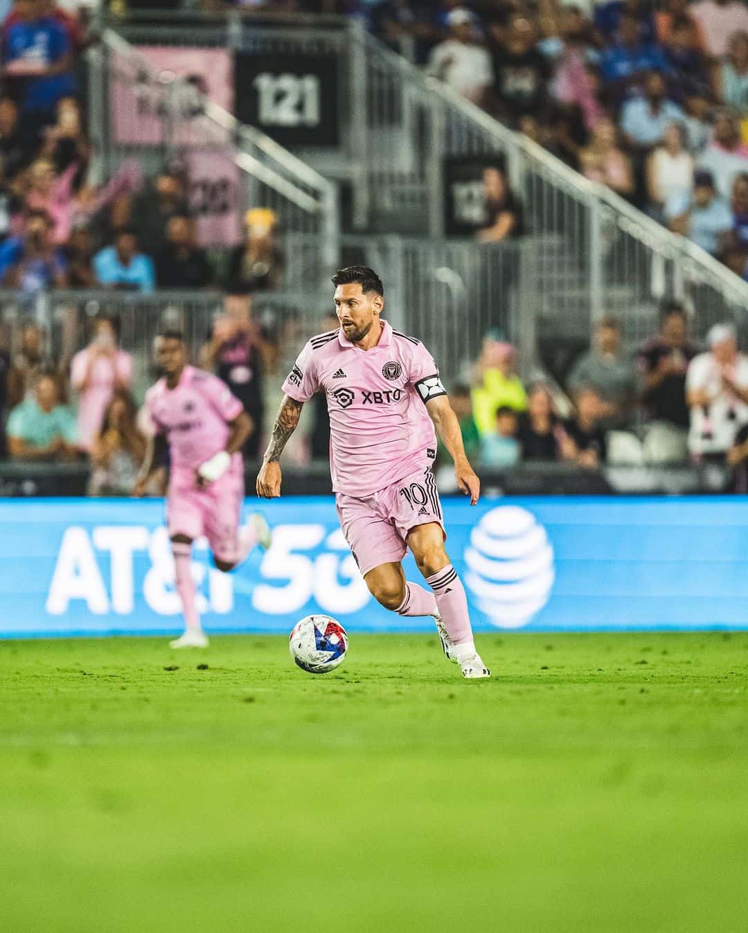 Messi corre con el balón en su debut con el Inter Miami.