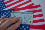 Senador rechaza la suspensión de green cards por parte del gobierno de Trump