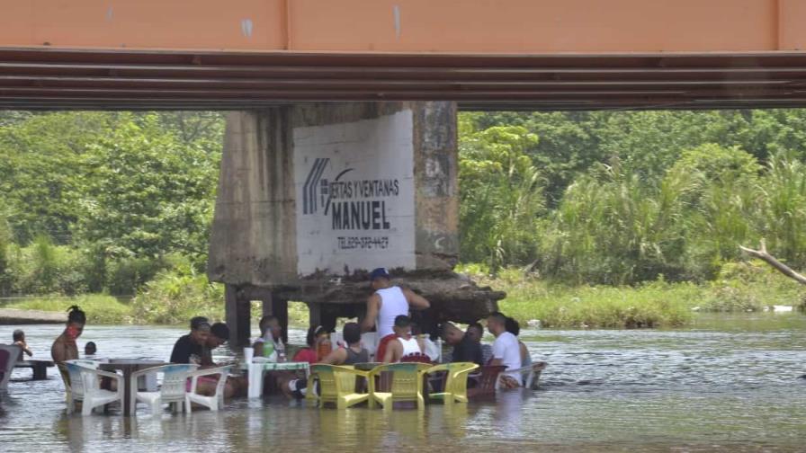 Se popularizan los teteos debajo del puente en el río Yuna en Cotuí