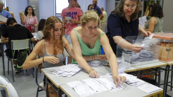 Los conservadores siguen por delante del PSOE con 9 escaños con el 82 % escrutado en España