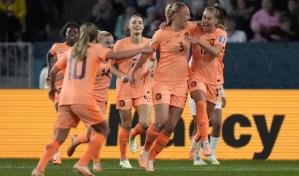 Holanda anota pronto y bloquea a Portugal 1-0 para comenzar su lucha por el título