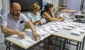 El conservador PP adelanta a los socialistas por un escaño con el 56 % escrutado en España