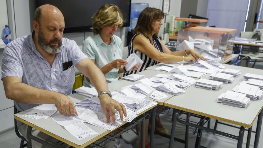 El conservador PP adelanta a los socialistas por un escaño con el 56 % escrutado en España