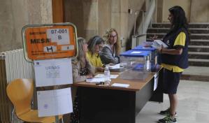La derecha podría gobernar en España, según encuestas a pie de urna
