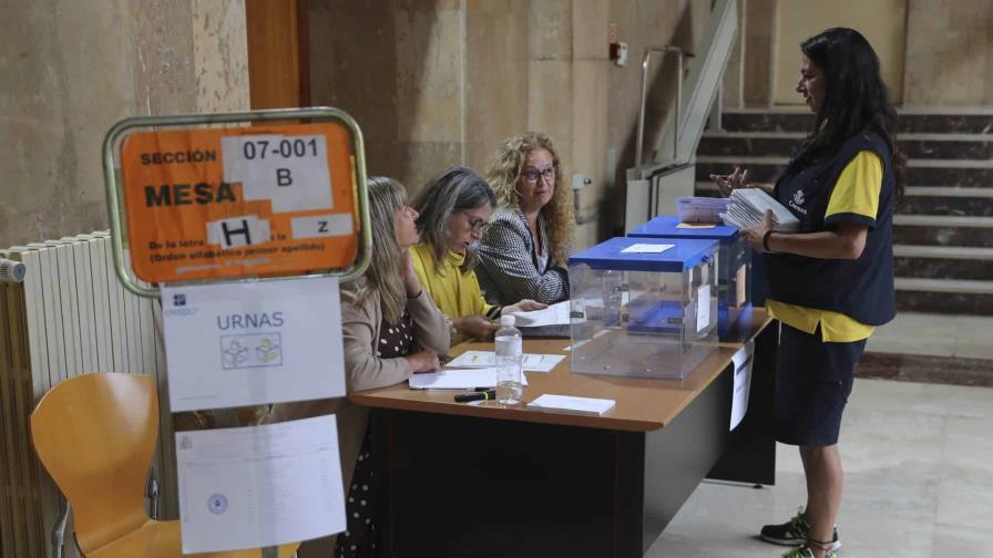La derecha podría gobernar en España, según encuestas a pie de urna