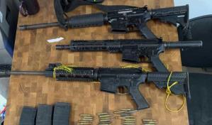 Apresan a cuatro personas con varias armas, entre ellas tres fusiles, y 392 láminas de cocaína