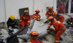 Al menos nueve muertos tras el derrumbe del techo de un centro deportivo escolar en China