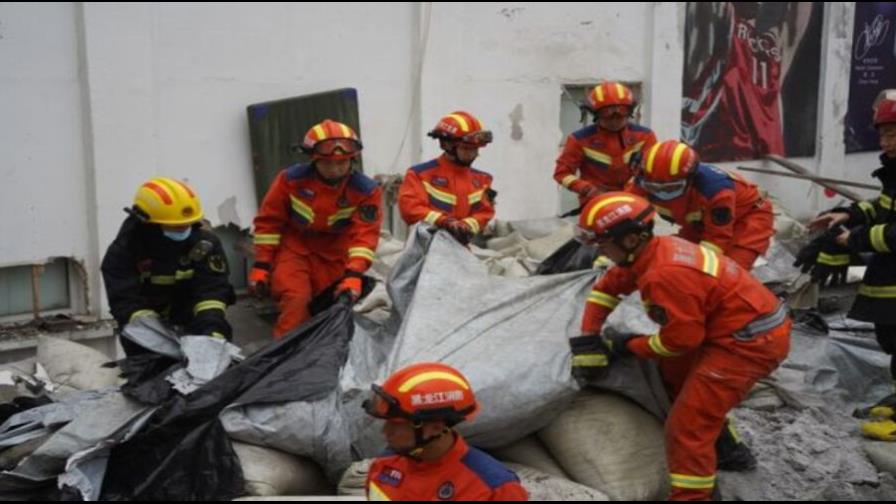Al menos nueve muertos tras el derrumbe del techo de un centro deportivo escolar en China Al menos nueve muertos tras el derrumbe del techo de un centro deportivo escolar en China
