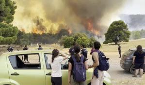 Grecia: miles evacúan campamentos de verano por incendios forestales