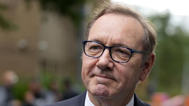 Tras el testimonio, jurado en Londres debate el destino de Kevin Spacey en el juicio