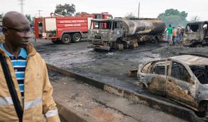 Mueren 8 en explosión de camión cisterna con combustible en Nigeria