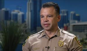 Jefe de la Policía de Miami-Dade está en estado crítico por accidente con arma de fuego
