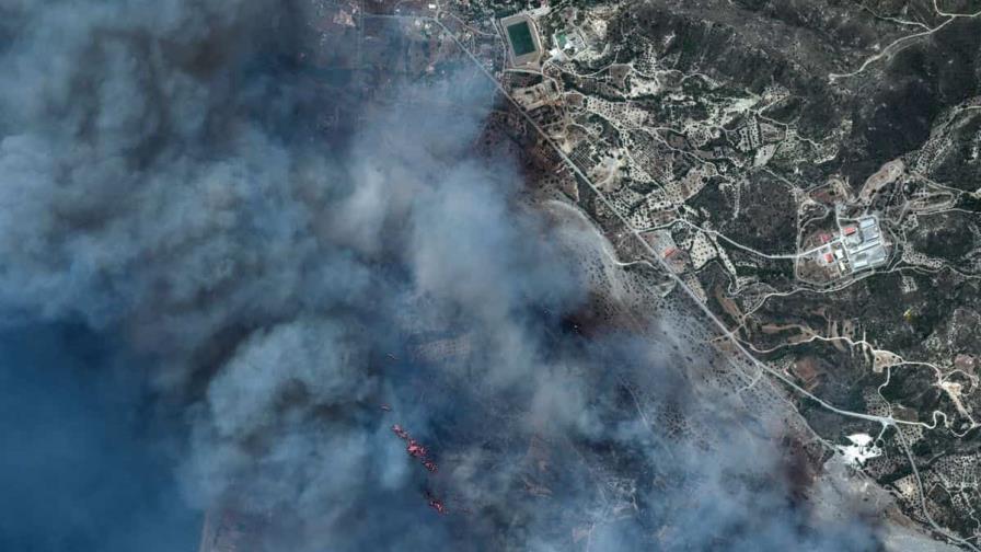 El incendio en Rodas sigue fuera de control y obliga a evacuar más poblaciones amenazadas