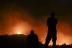 Incendios en Grecia: evacúan a decenas de miles de turistas de Rodas y Corfú
