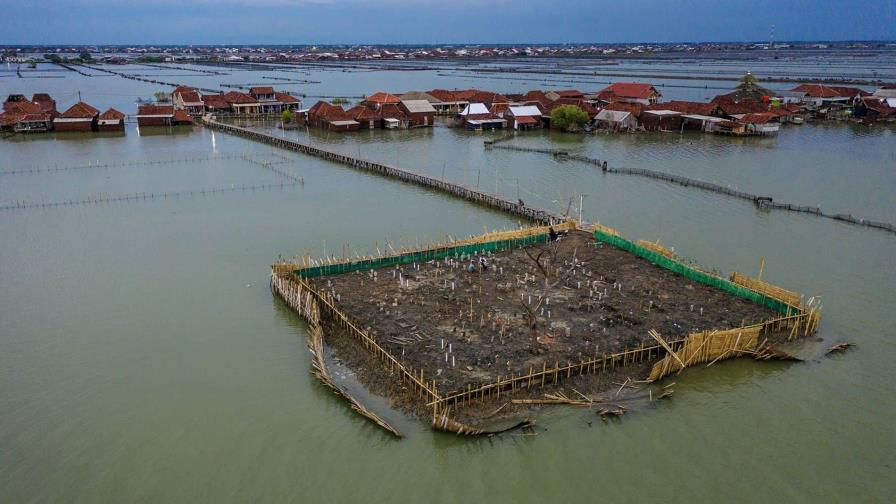 Un pueblo de Indonesia se hunde lentamente en el mar por la crecida de las aguas