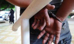 Entregan adolescente que exhibió fusil por redes sociales en La Romana