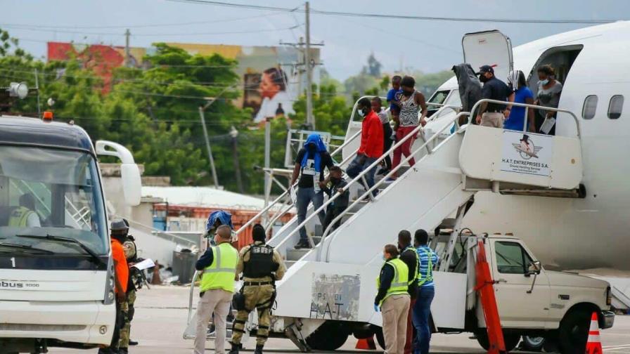 Cancelan un vuelo de repatriación de haitianos desde Bahamas por muerte de una migrante Cancelan un vuelo de repatriación de haitianos desde Bahamas por muerte de una migrante