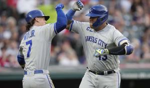 Salvador Pérez conecta jonrón 200 como catcher; Reales vencen 5-3 a Guardianes