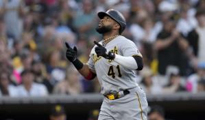 Carlos Santana pega dos vuelacercas y Piratas superan 8-4 a Padres