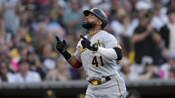 Carlos Santana pega dos vuelacercas y Piratas superan 8-4 a Padres