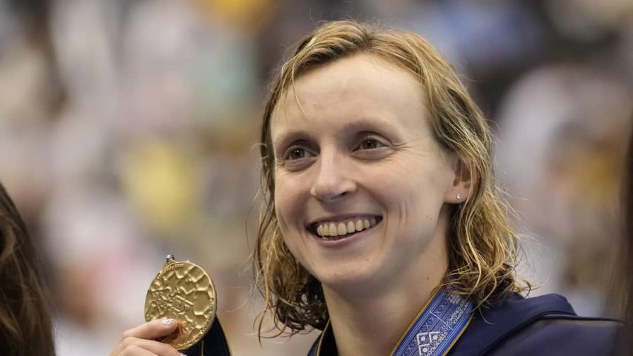 Katie Ledecky se lleva el oro en los 1,500 del Mundial e iguala récord de Michael Phelps