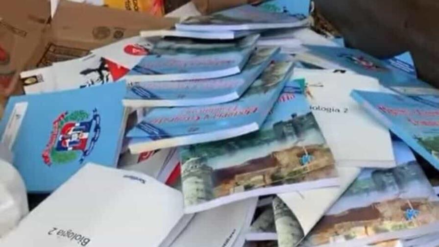 Educación ordena investigar denuncia sobre escuela que tiró libros a la basura