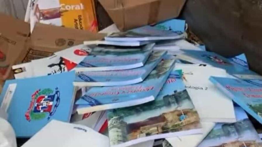 Denuncian escuela en Puerto Plata bota caja de libros nuevos