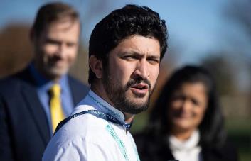 Congresista de Texas hace huelga de sed por trabajadores al aire libre ante ola de calor