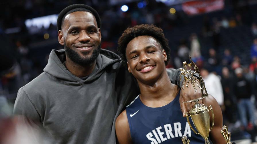 Hijo de LeBron James, Bronny, fue llevado de emergencia médica