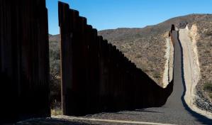 Caen dos migrantes mexicanos del muro fronterizo en Arizona y muere uno de ellos