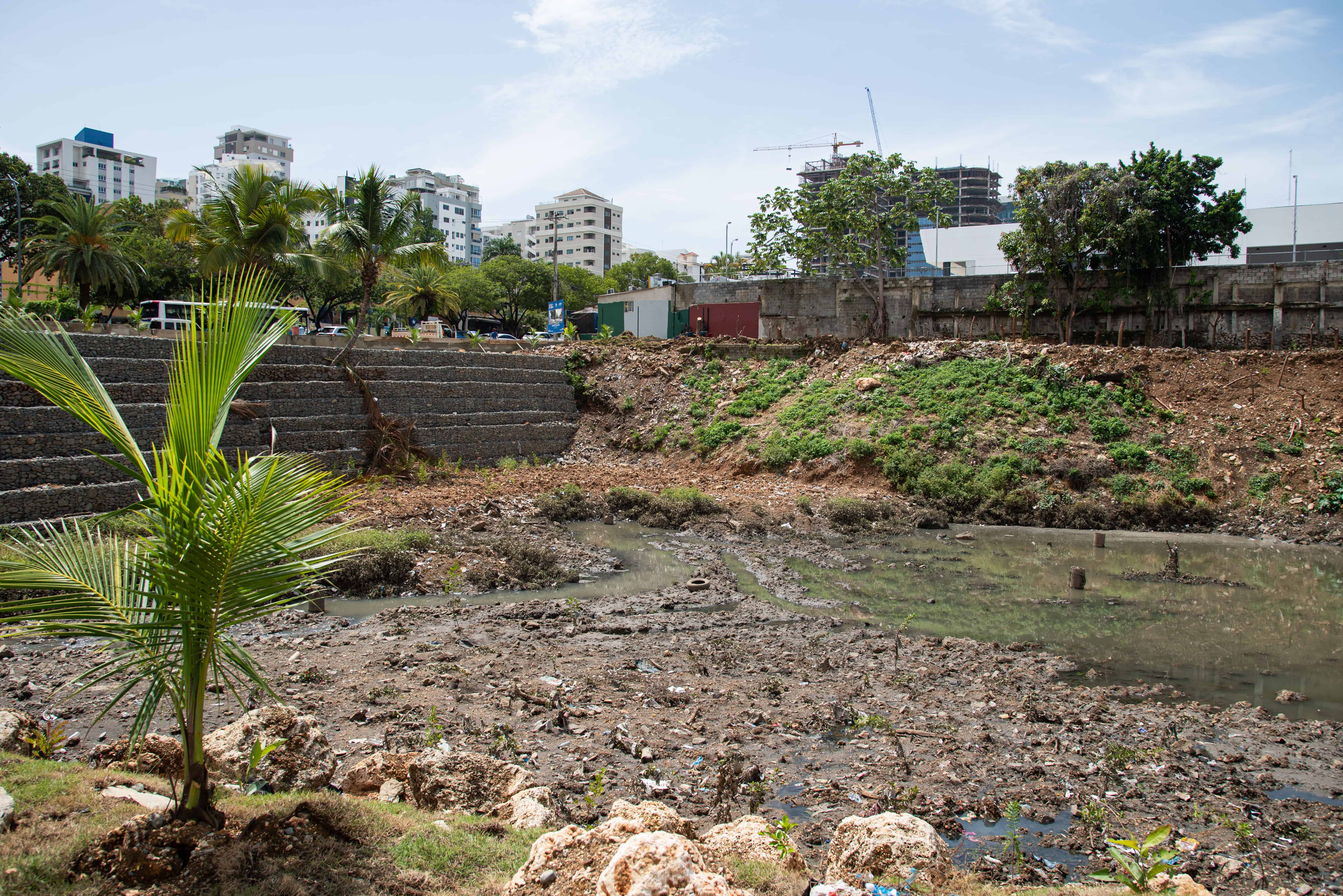 Los trabajos buscan canalizar las aguas que se acumulan en el lugar.