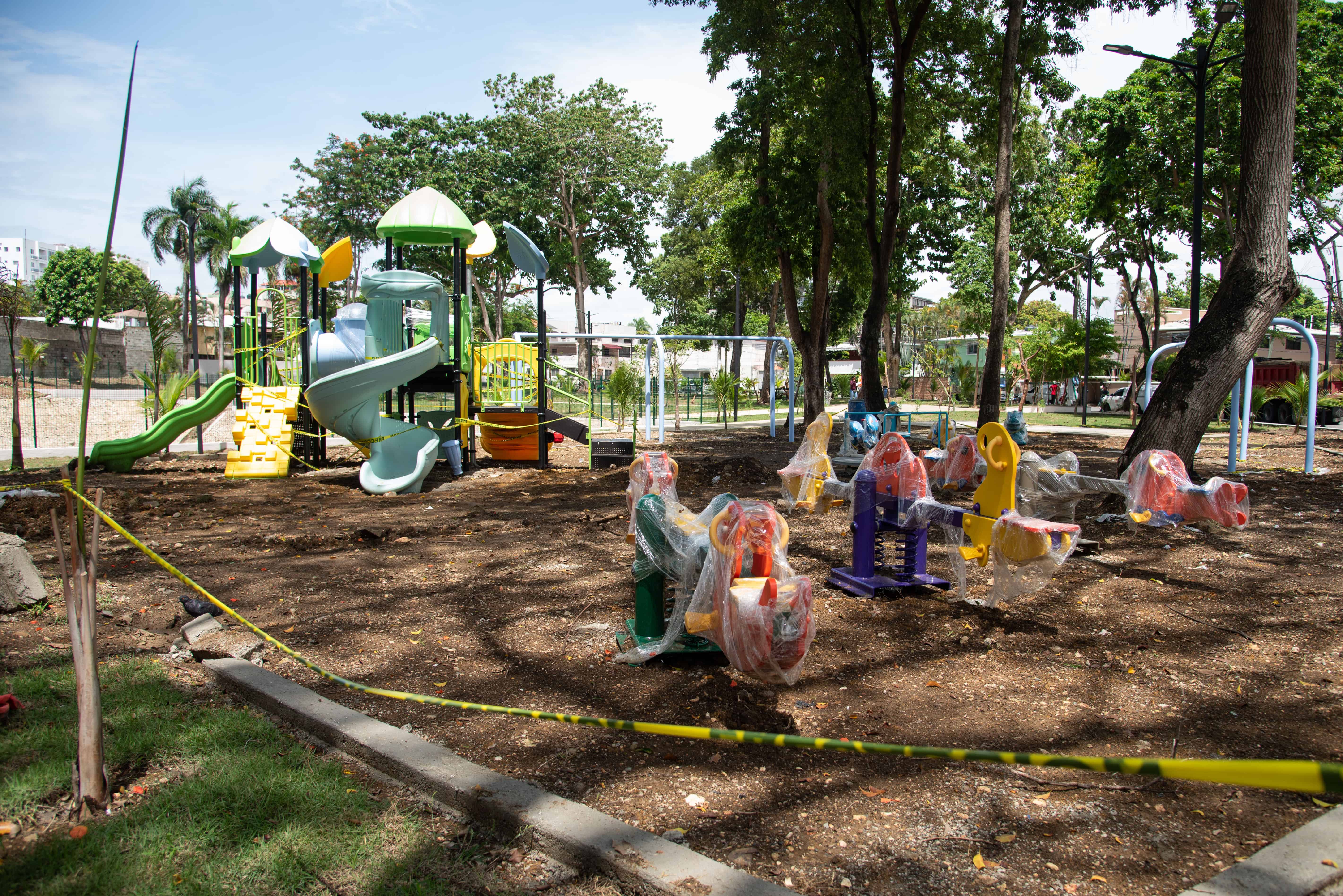 Area infantil con juegos para personas con discapacidad.