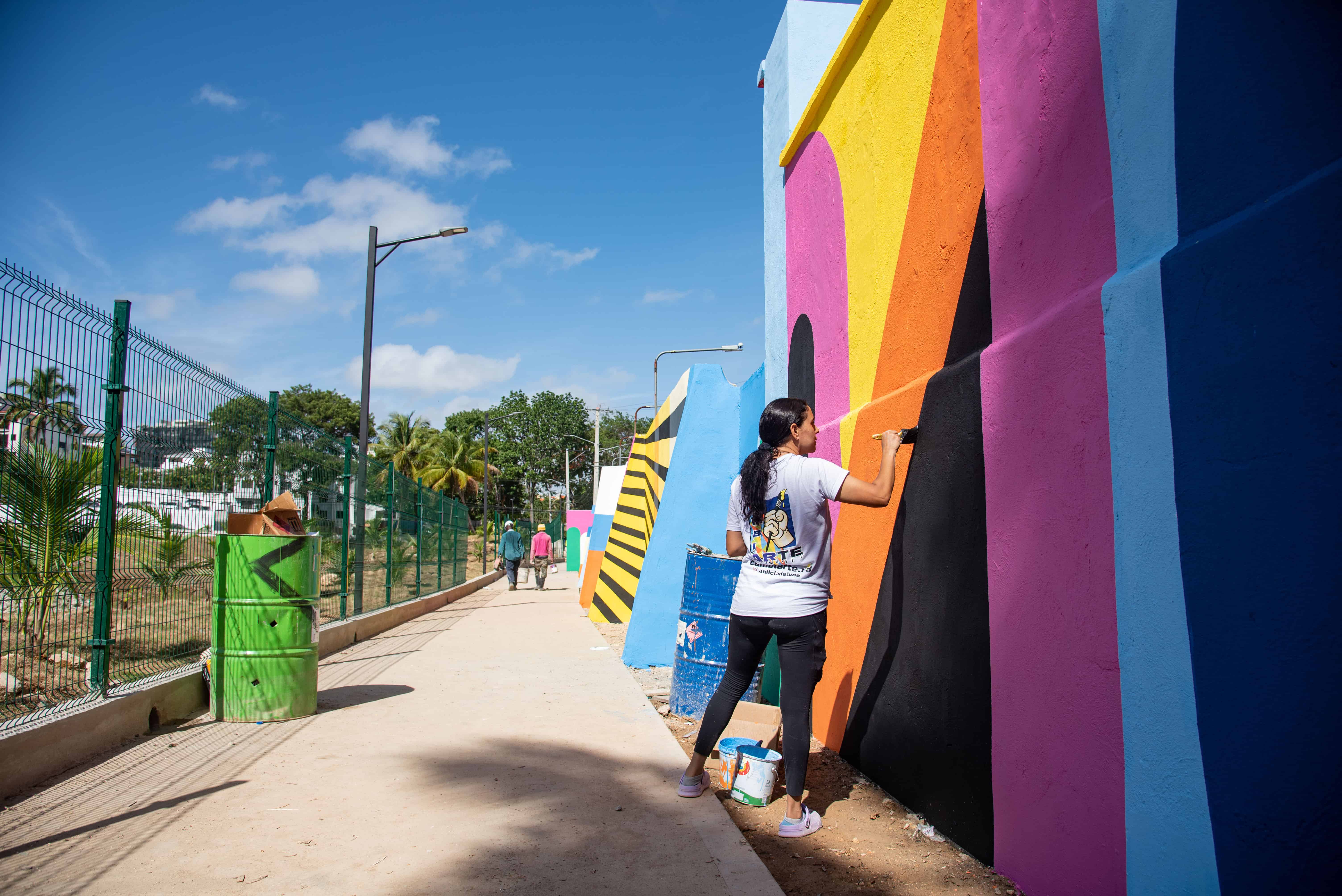 Artistas pintaron un muro en el paso peatonal a la Churchill.