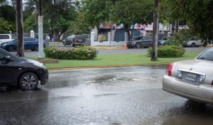 Aguas de materia fecal en la avenida Enrique Jiménez Moya