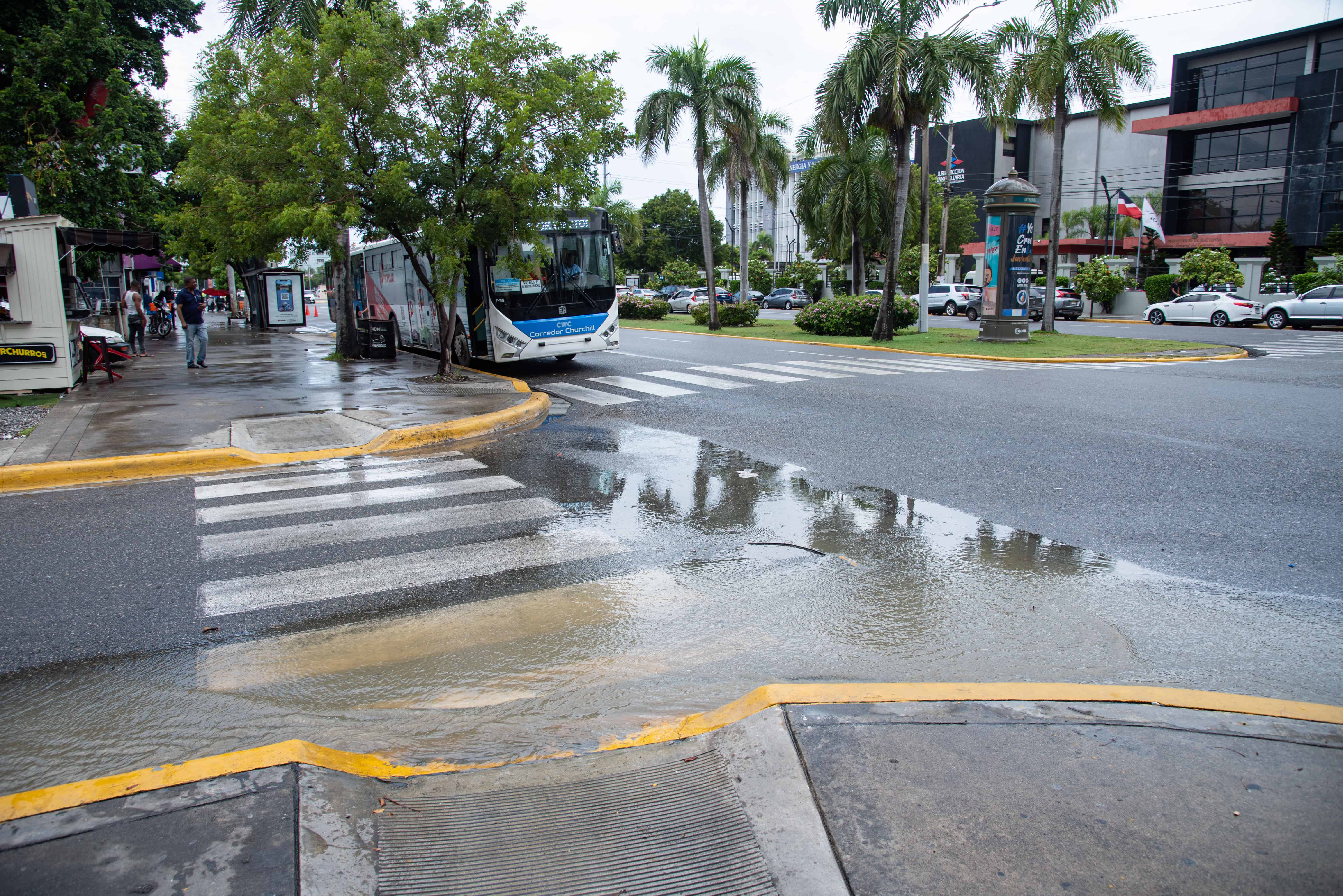 La gente camina con cuidado para no contaminarse.