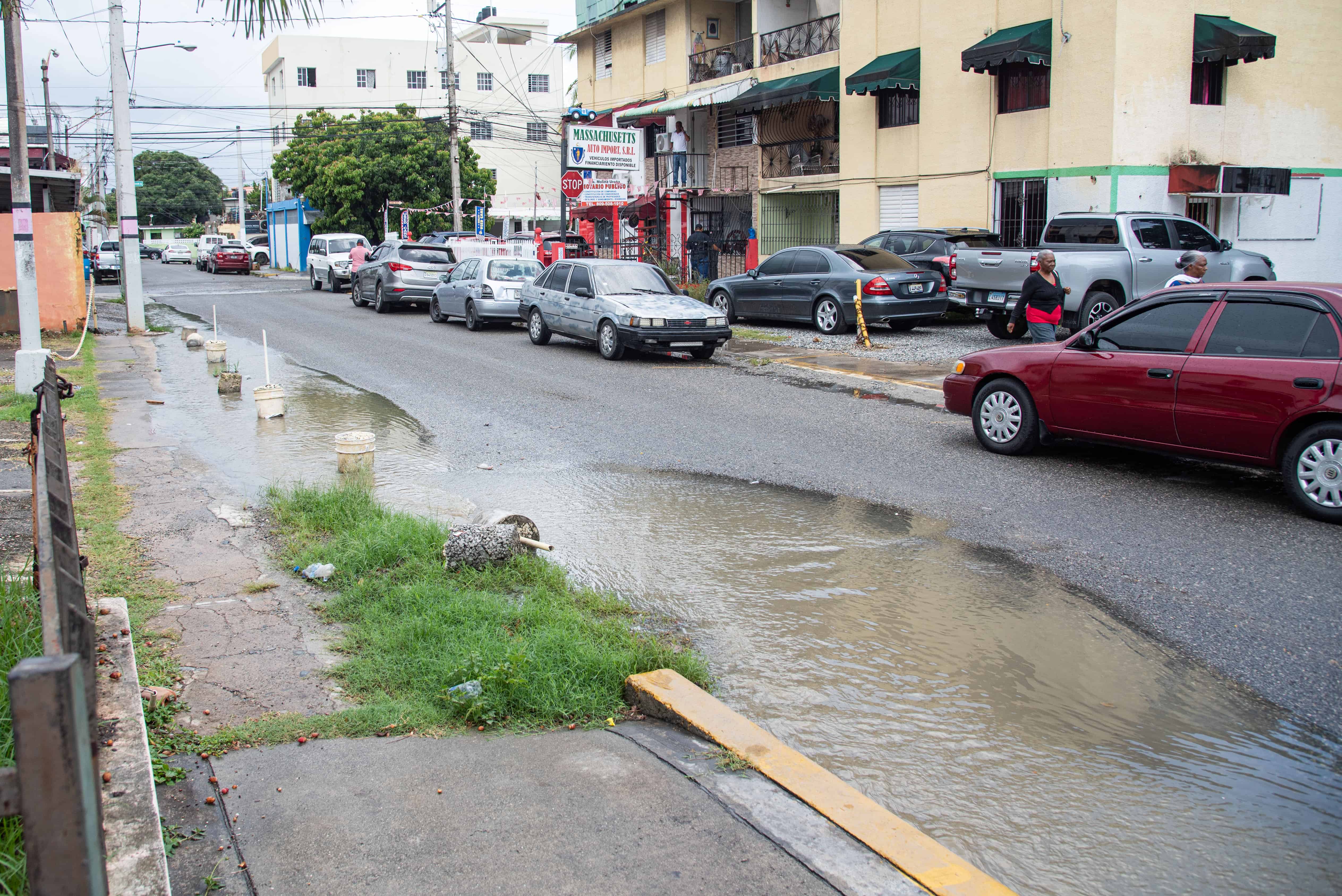 Las aguas corren hacia el interior del barrio Mata Hambre.