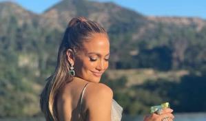 Jennifer López festeja su cumpleaños con sensuales fotos en Instagram