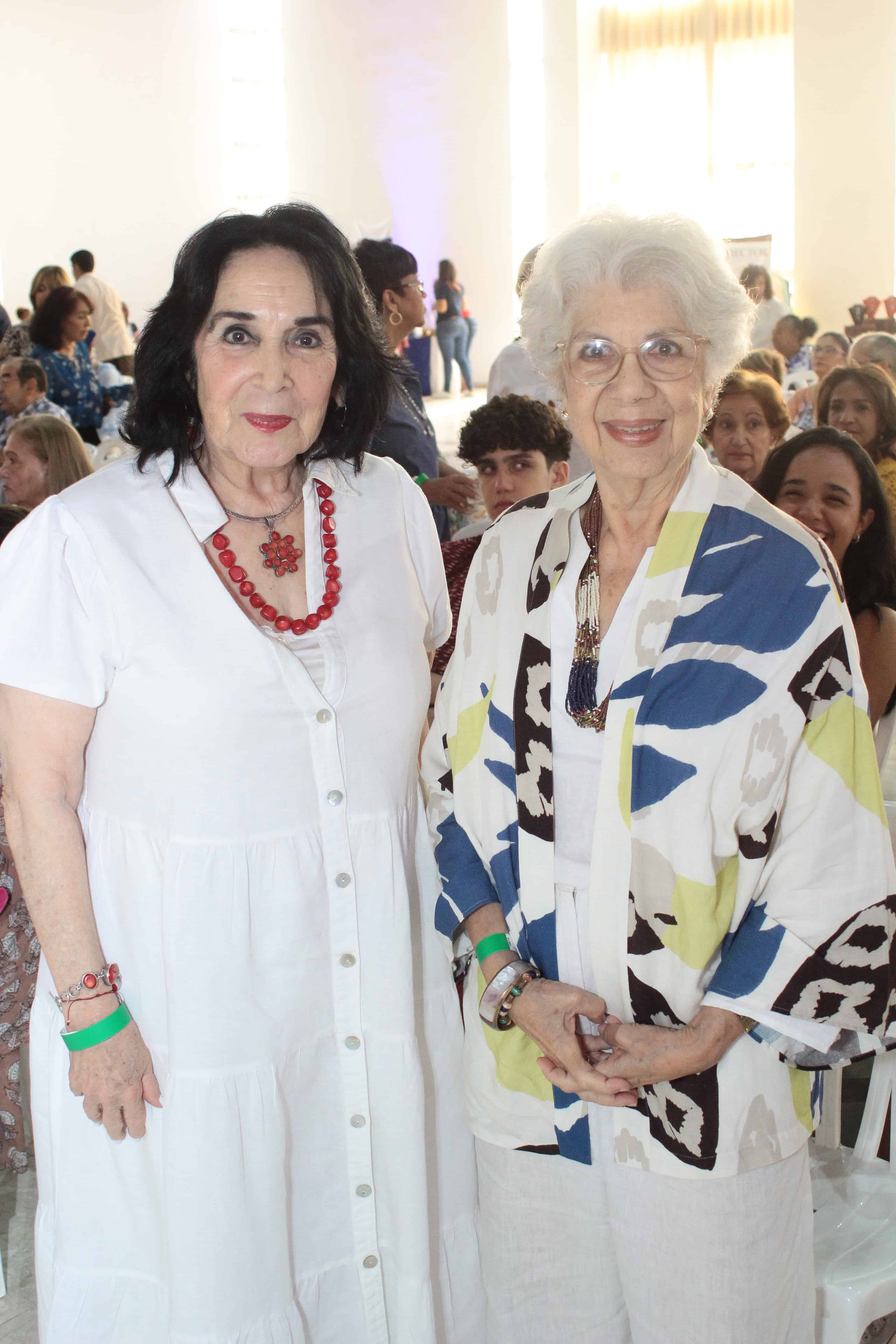 Ana María Brache y Asia Azar.