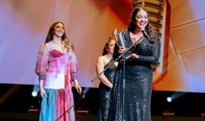 Angely Báez celebra su primer Micrófono de Oro