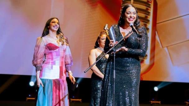 Angely Báez celebra su primer Micrófono de Oro