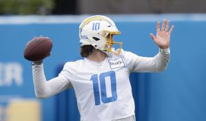Justin Herbert y Chargers llegan a acuerdo de 5 años por 262 millones de dólares